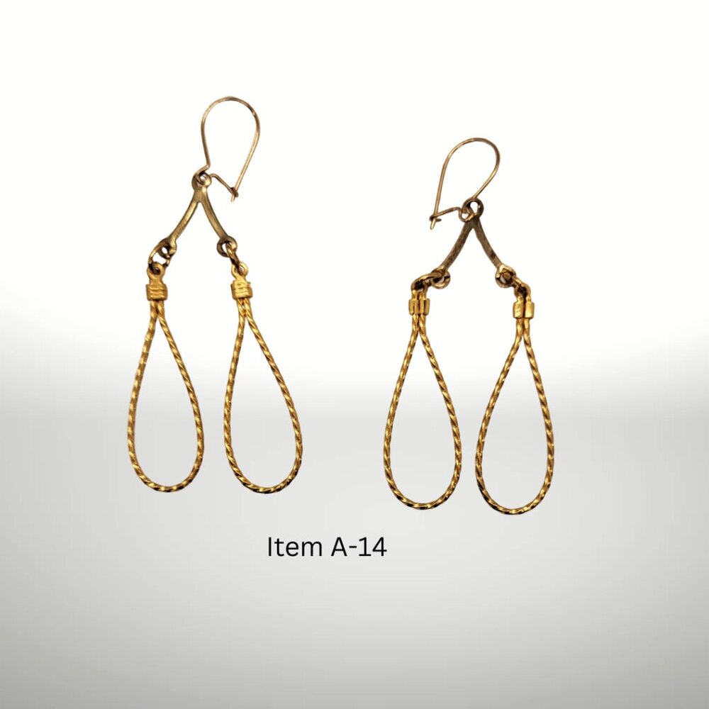 Vintage Gold Tone Dangling Pierced Earrings Item A-14